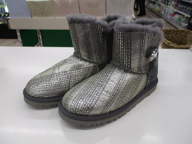 寒い季節に大活躍！UGGのムートンブーツ入荷　しかし今回のは一味違います。　