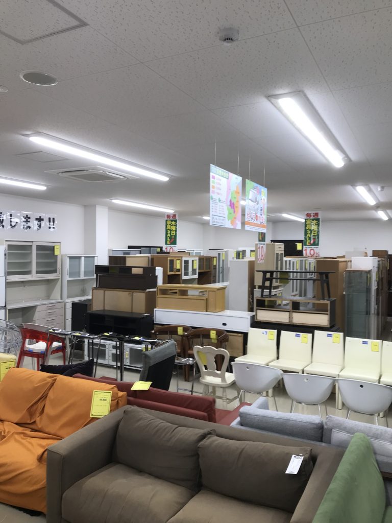 滋賀県でリユース家具をお探しなら木曜日がお得なジャングルジャングル滋賀草津店♪