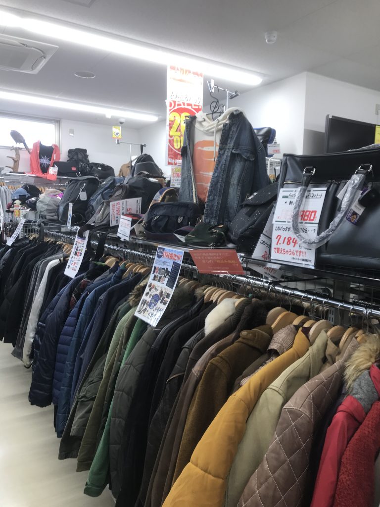 衣料品大量陳列中♫ コートジャケットお探しなら、ジャングルジャングル滋賀草津店♫