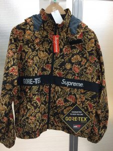 窪塚さんで有名なシュプリームGORE-TEXジャケット。サカイ引越センターグループのジャングルジャングル和歌山店に入荷しました。