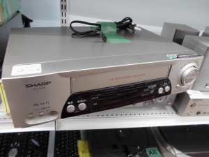 VHSビデオデッキ　古いAV機器、売るのも買うのも守口市のジャングルジャングルへどうぞ♫