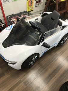 公園でドライブ♪BMW子供用電動車入荷しました。