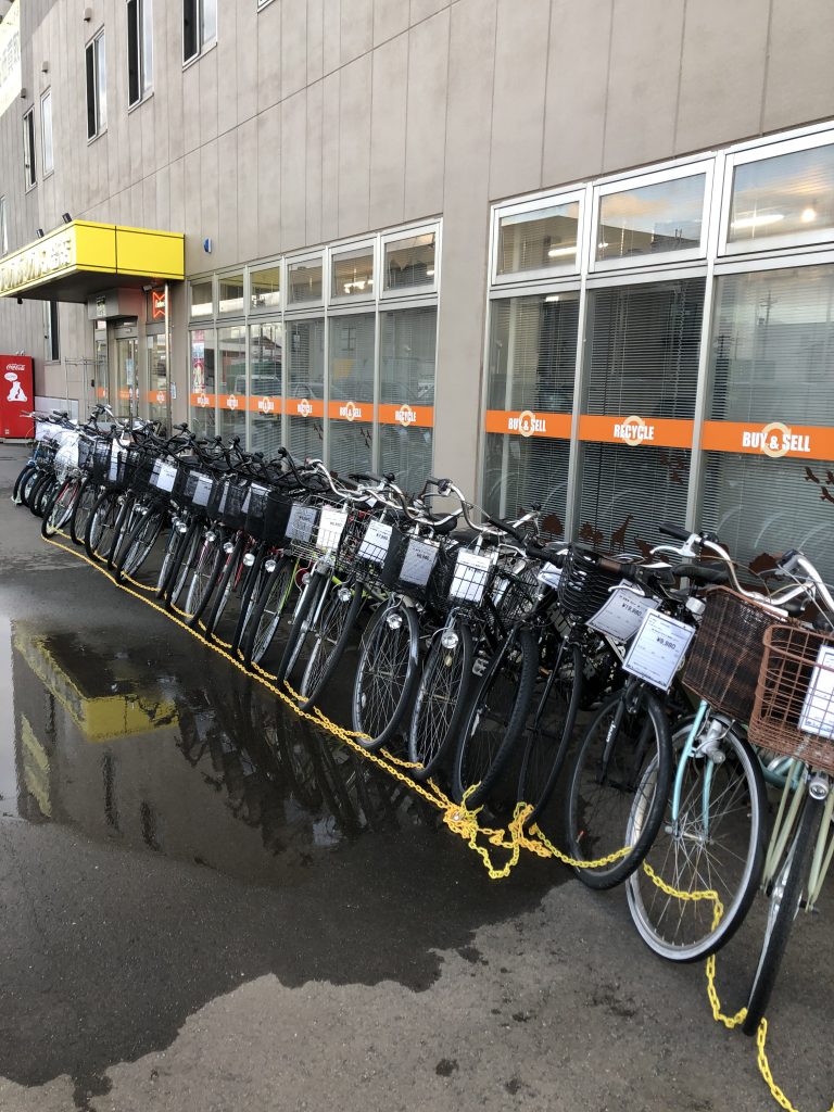 寒くなっても頑張ります。自転車大量陳列中　自転車買うならジャングルジャングル石川金沢点