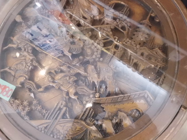 豪華な民芸テーブルが入荷♪木彫りのテーブルを是非御覧ください。