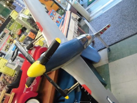 子供心をくすぐる、飛行機の大型模型を入荷致しました。ジャングルジャングル貝塚店
