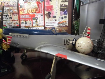 子供心をくすぐる、飛行機の大型模型を入荷致しました。ジャングルジャングル貝塚店
