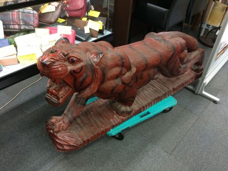 レア商品入荷！木彫りの彫刻トラさんが貝塚店に！