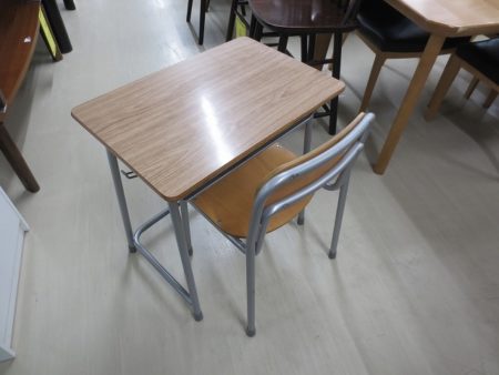 学校の学習机と椅子を入荷致しました　【滋賀草津店】