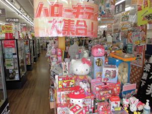 なぜか、キティが集まってくる・・・？？　【守口店】