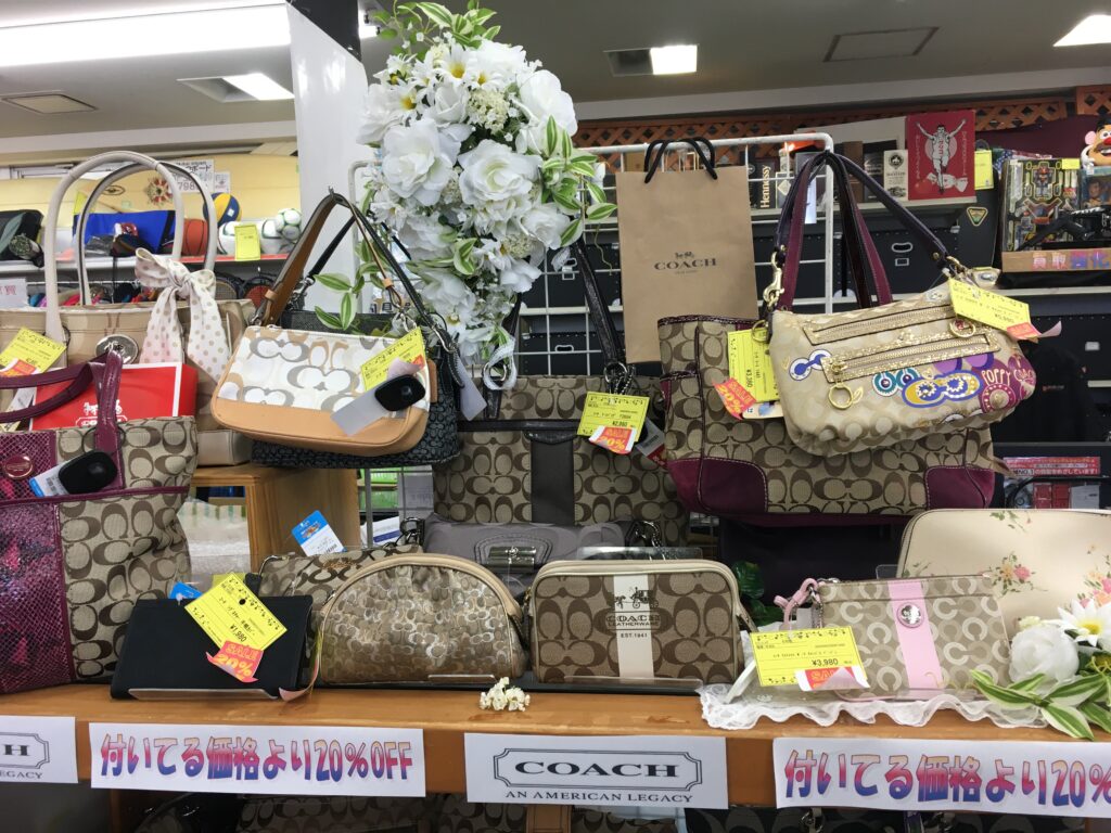 【岸和田店】世代を問わず人気のCOACH集めました♪