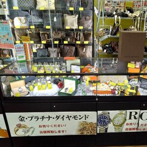 ブランドの財布、バッグ大量に陳列販売中！【イズミヤ広陵店】