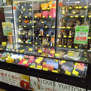 ブランドの財布、バッグ大量に陳列販売中！【イズミヤ広陵店】