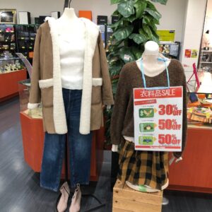 冬物衣類ＳＡＬＥ中ですよ～!!【和歌山店】